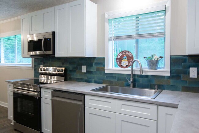 Foto del edificio - Charming Remodeled 3-Bed/1-Bath Home on 1 Acre — Ideal for Grad Students, Pros, or Game-Day Retre...