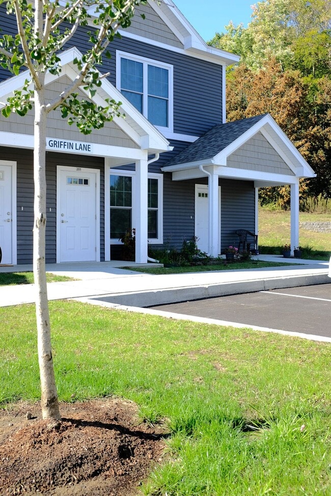 Building Photo - 2 bed, 1 bath apartment with washer and dryer included