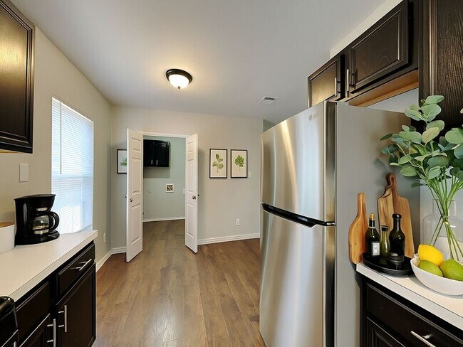 Foto del edificio - 3535 Pinebrook Dr