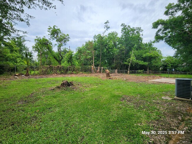 Foto del edificio - 3 bedroom / 2 bath in 77630. Immediate mov...