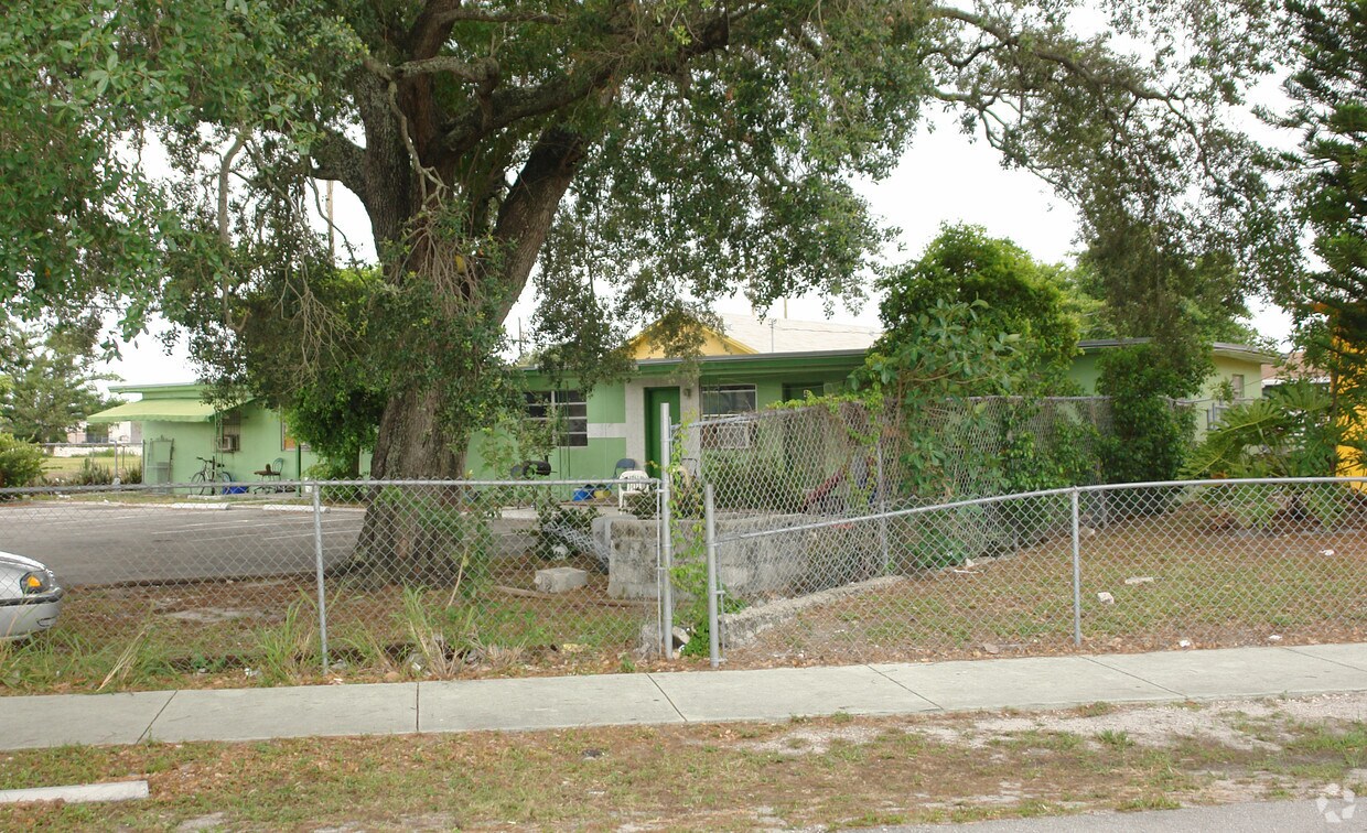 Primary Photo - 2409 NW 8th St