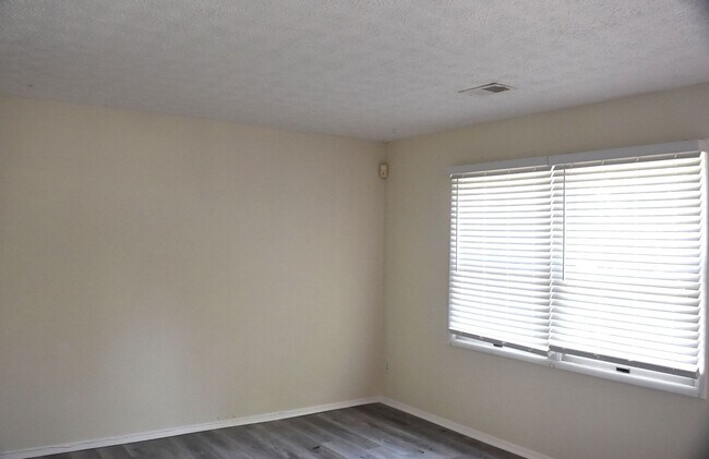 Building Photo - 3/2.5 Townhome in Quiet Subdivision Under ...