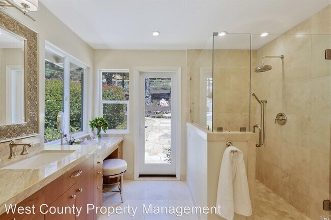 Building Photo - 4 br, 3 bath House - 4760 Woodview Dr