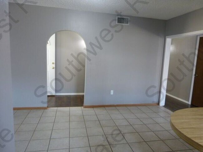 Foto del edificio - Spacious 3 bedrooms 2 baths home with 2 car garage