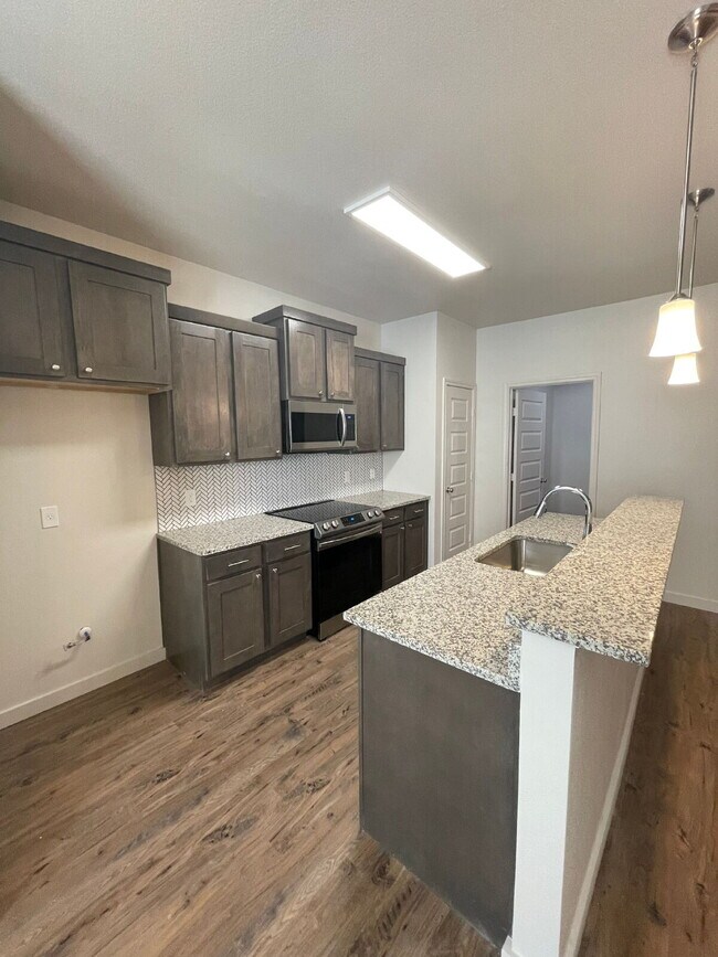Foto del edificio - Newer Townhome Located South Of Town Near ...