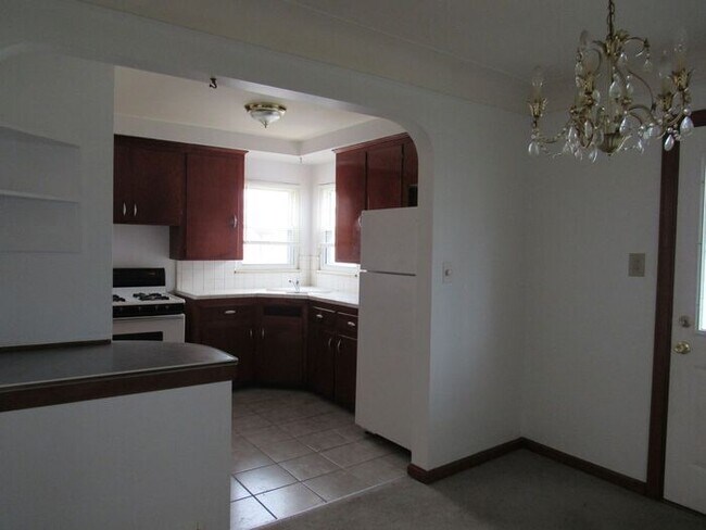 Building Photo - Spacious 3BD+/2BA House in Newburgh Hts.