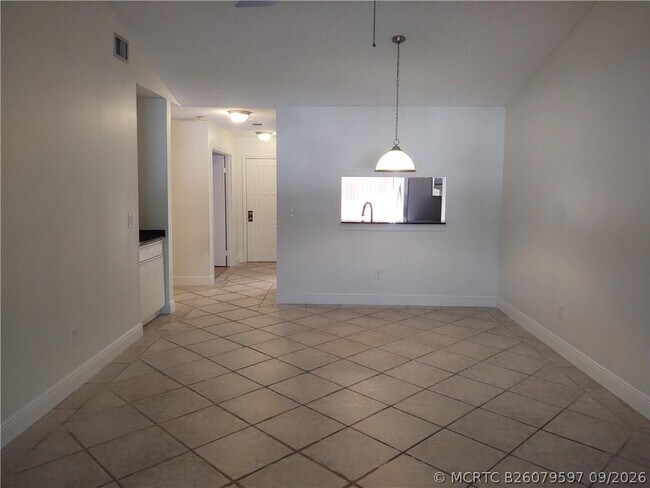 Building Photo - 5200 E Club Cir