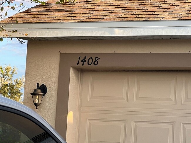 Building Photo - IMMEDIATE OCCUPANCY !!! LARGE// 5 Bedroom ...
