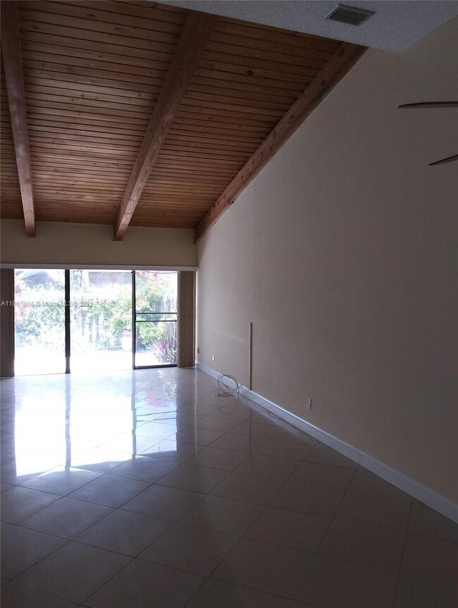 Foto del edificio - 2675 Parkview Dr S
