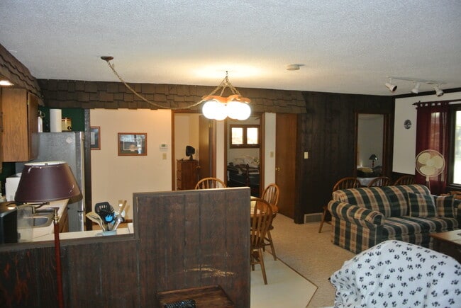 Building Photo - 8843 Lake Shore Dr