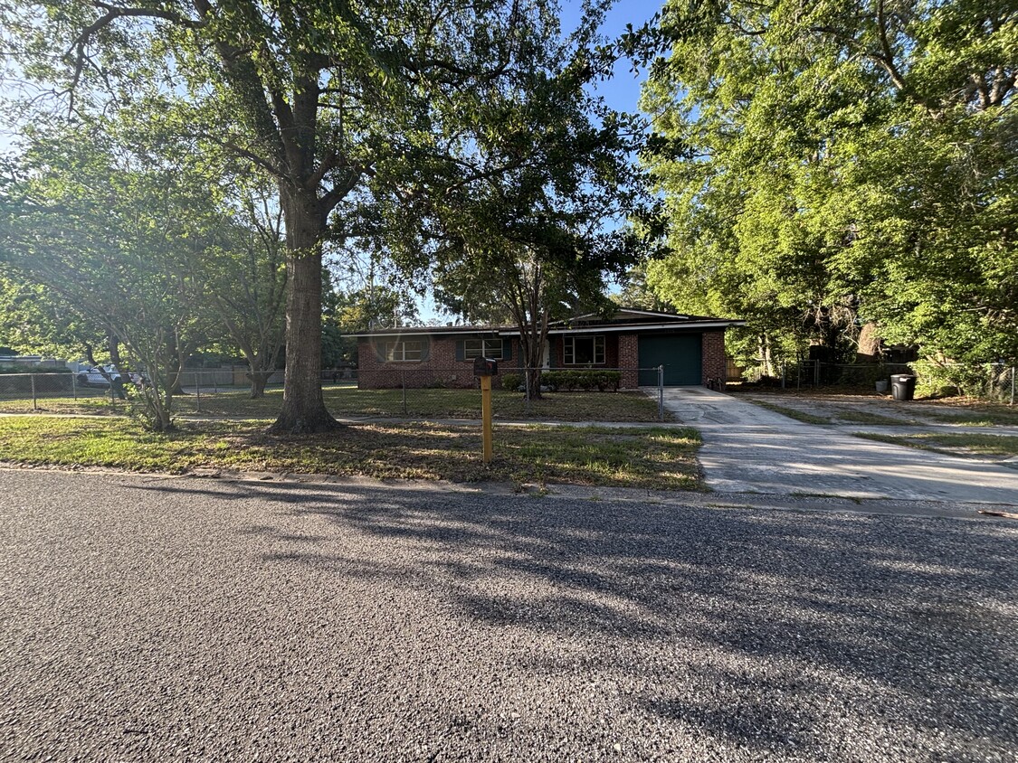 Primary Photo - 7525 Sharbeth Dr S