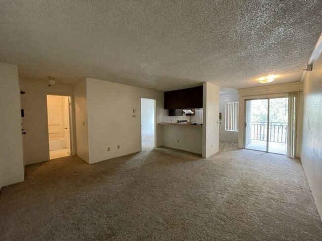 Building Photo - 1 Bedroom 1 Bathroom Single Story Condo on...