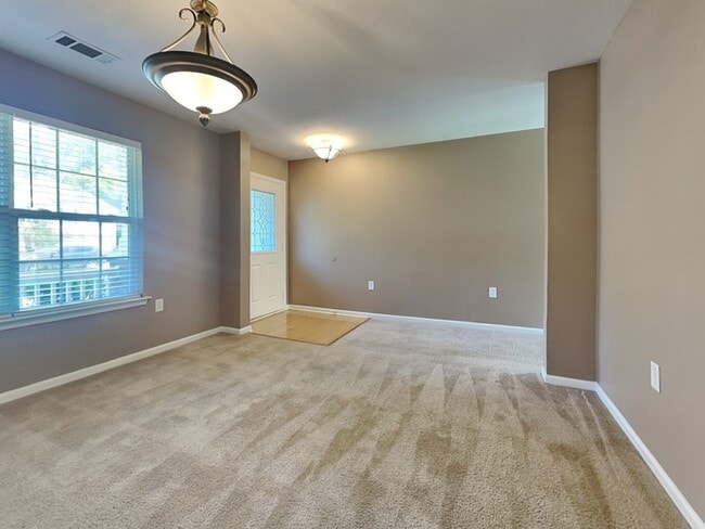 Building Photo - Spacious 4 bed 2.5 bath home!