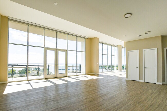 Foto del edificio - 2 Hbr Pt Rd S