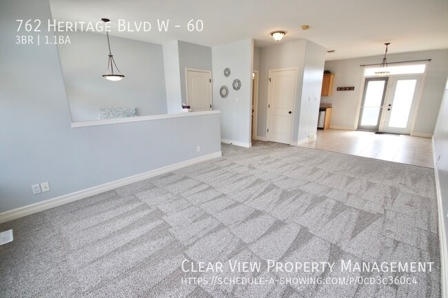 Building Photo - Beautiful 3 bedroom, 1.5 bathroom condo lo...