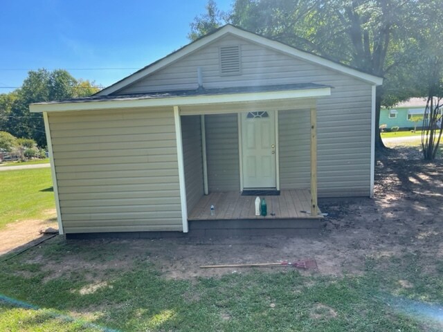 Parte trasera de la casa y vertedero trasero - 110 Bethune St