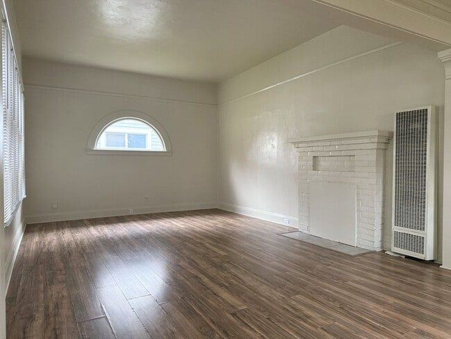 Foto del edificio - Endearing 2/1 Available Now!!!