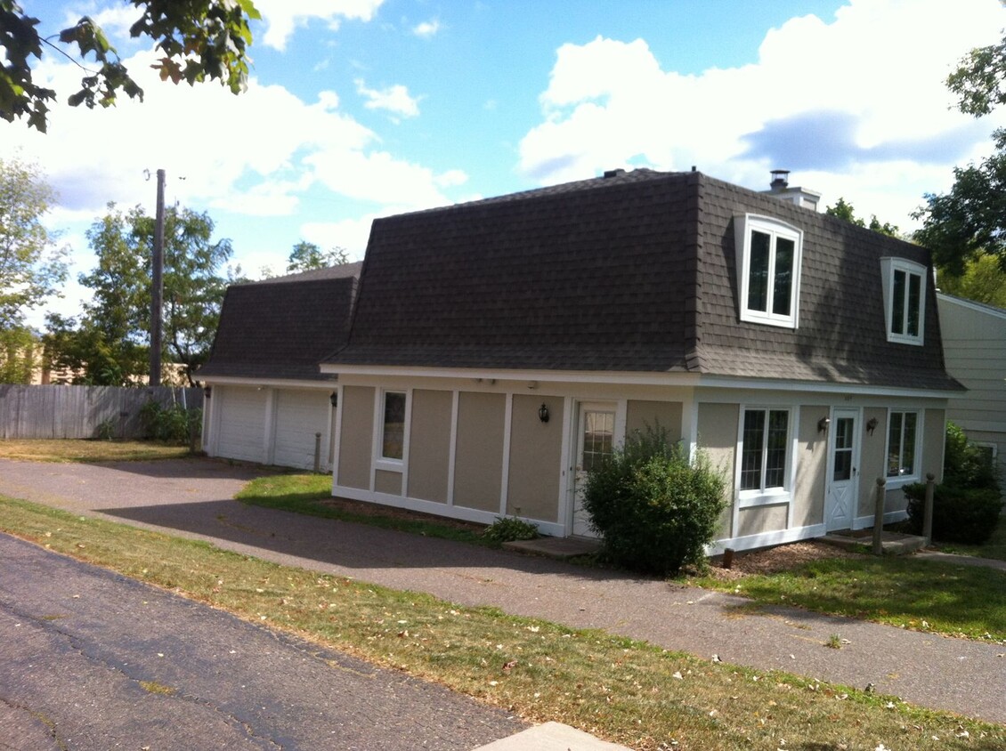 Primary Photo - 4 Bedroom / 2 bath home with 2 car garage.