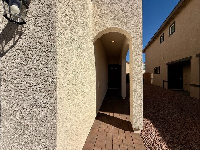 Foto del edificio - NEVER LIVED IN 4 BED 2.5 BATH 2 CAR GARAGE SINGLE FAMILY HOME FOR RENT!