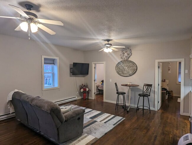 Foto del edificio - 105 S Main St