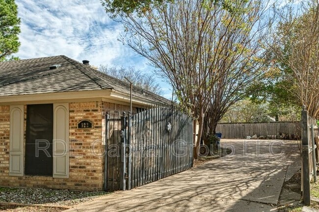 Building Photo - 922 Kingston Dr