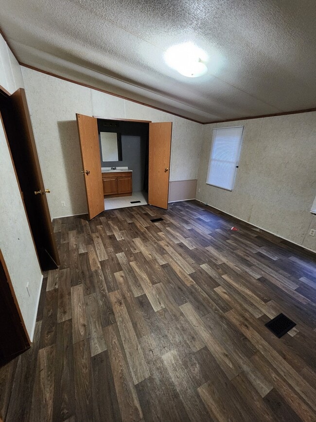 Building Photo - 560 Wynn Rd
