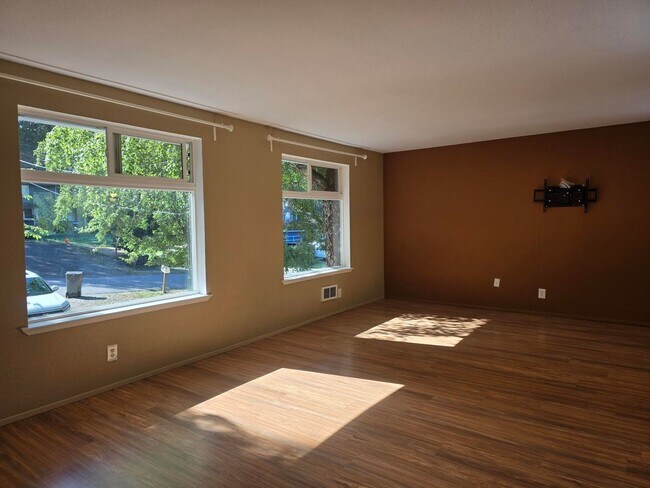 Building Photo - 3 Plus Bedroom Home in Poulsbo's Edgewater...