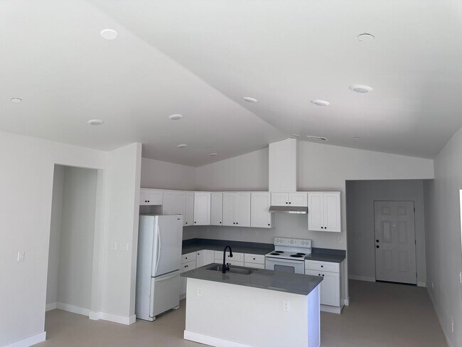 Foto del edificio - Brand new 3 bedroom house in quiet neighborhood (+FREE RENT!)