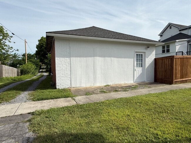 Building Photo - Immaculate Studio Apt. w/All utilities- Less than 5- minute drive to Downtown Bristol!