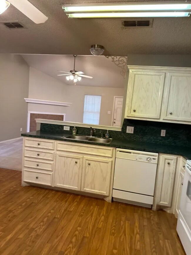 Foto del edificio - Spacious 3 Bedroom Home