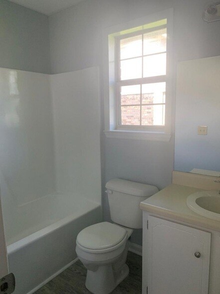 Building Photo - 707 Kadi Dr