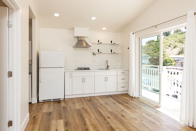 Building Photo - 1 Bedroom in Oceanside!