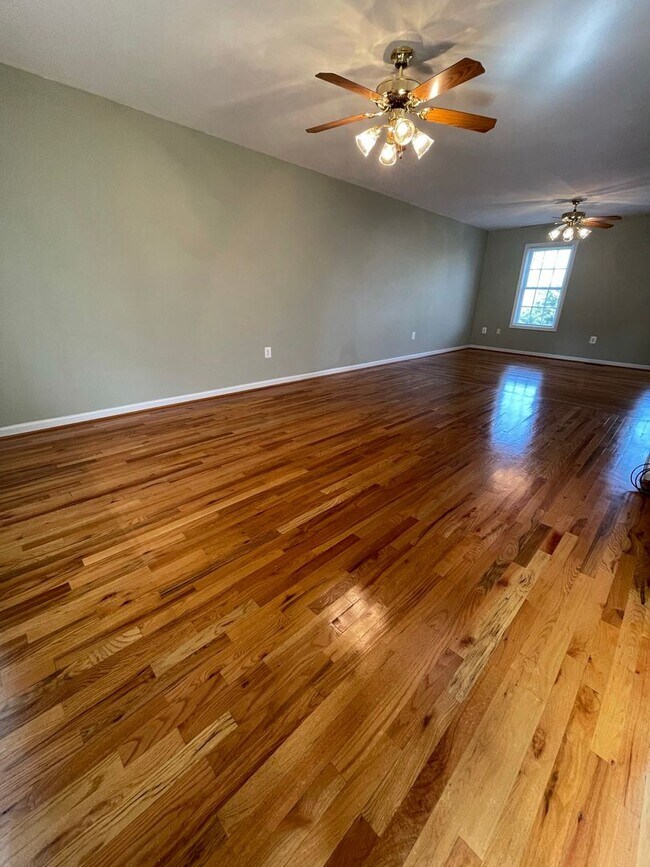 Building Photo - Colonial Home in Inwood
