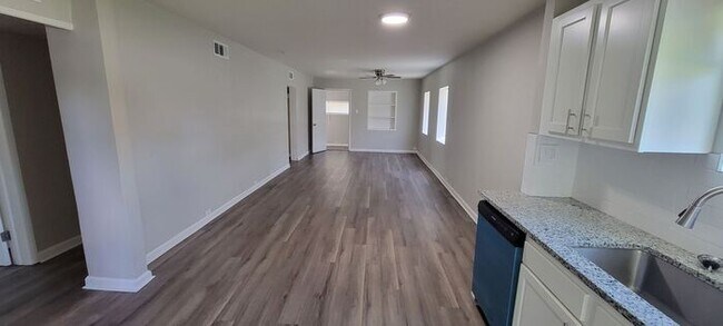 Foto del edificio - 4449 N Jackson Ave