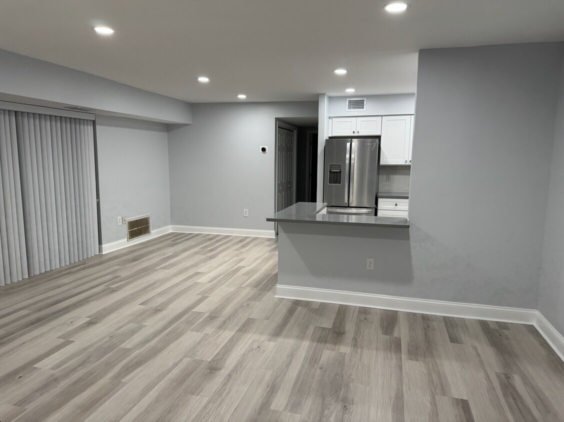 Foto principal - 7841 Enola St