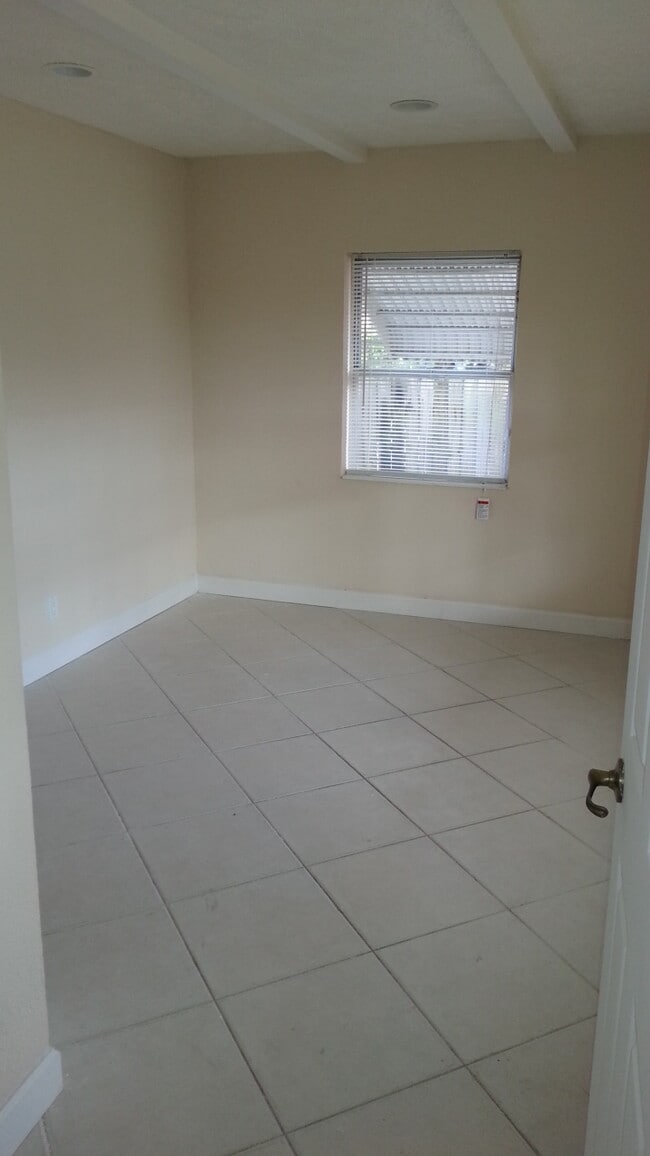 Building Photo - 5653 Coconut Rd
