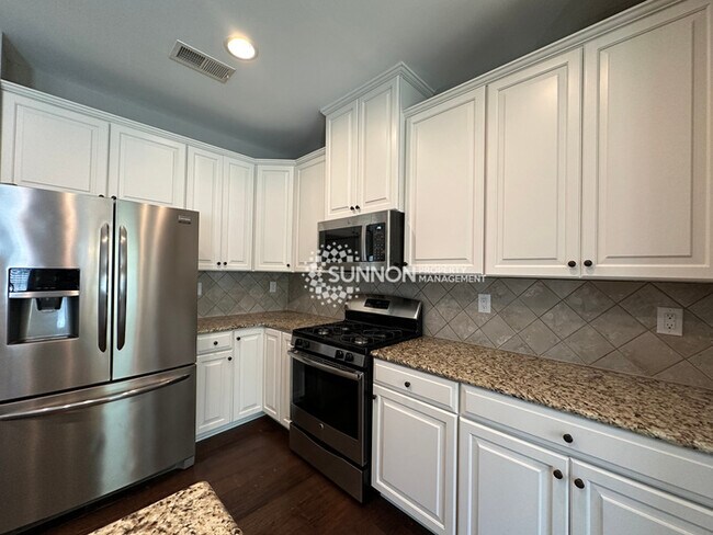 Building Photo - Updated 3 Bedroom Townhome in Bryant Park