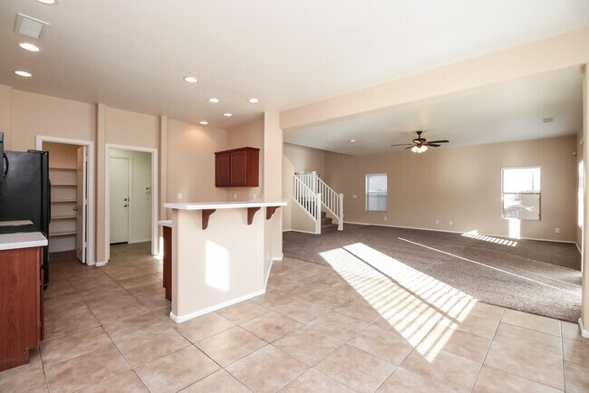 Building Photo - 735 W Fruit Tree Ln