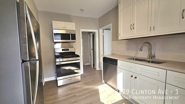 Foto del edificio - 3329 Clinton Ave