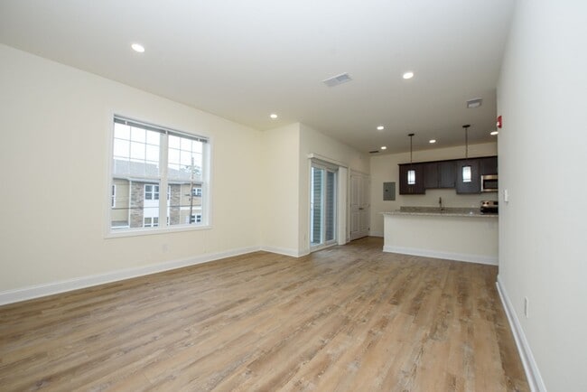 Building Photo - Luxury Living with Extra Space – 1 Bed + D...