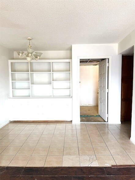 Building Photo - 2830 S Bartell Dr