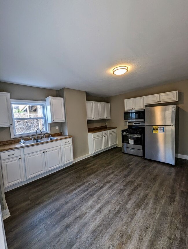 Newly Renovated 1 Bed, 1 Bath Apartment in Greenfield w/ Bonus Room - Convenient Location - Avail... - Newly Renovated 1 Bed, 1 Bath Apartment in Greenfield w/ Bonus Room - Convenient Location - Avail...