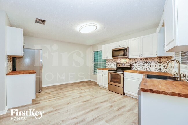 Foto del edificio - 7631 Tall Tree Ct