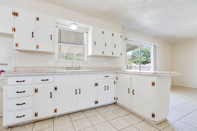 Building Photo - PAY NO SECURITY DEPOSIT! 3-bedroom 2 bath ...