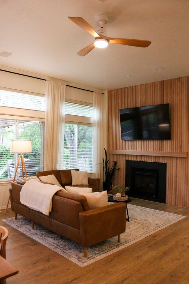 Building Photo - Luxury Ranch-Style Home for Rent in SE For...