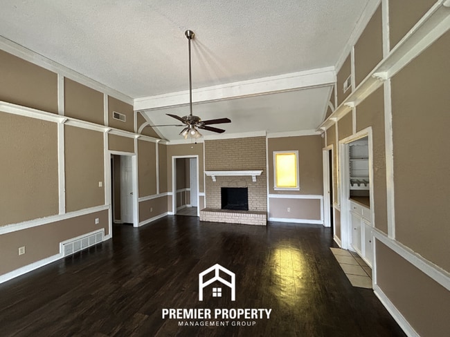 Photo - Beautiful 3BR/2BA Near Southwind | 1,681 Sq Ft, Vaulted Ceilings, Hardwood Floors & Garage House