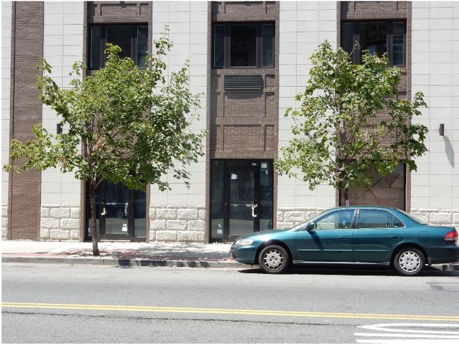 Building Photo - The Jade on Park