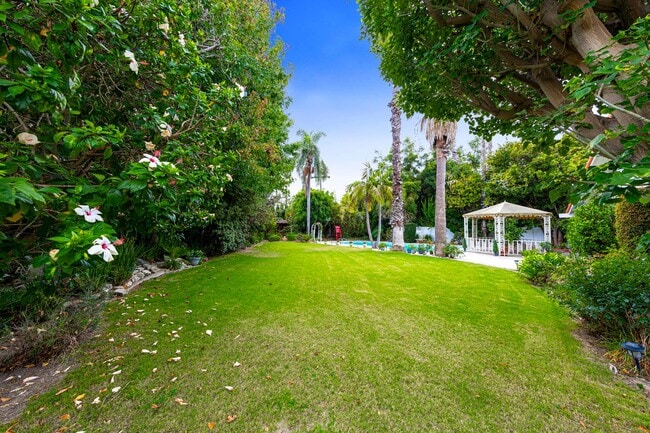 Foto del edificio - 4 bed 3 bath POOL on HUGE Lot!