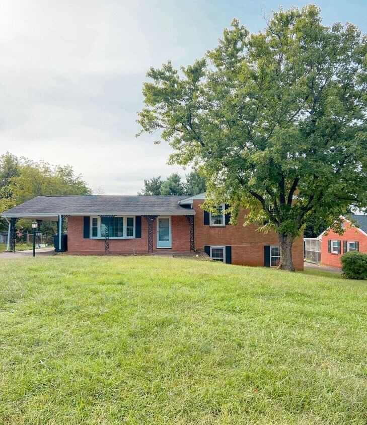 Coming in mid November ! 4 Bedrooms, 2 Ba... House Rental in Vinton