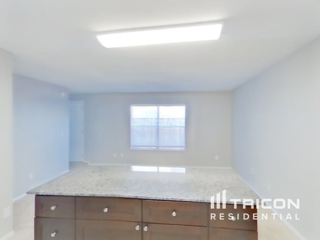 Building Photo - 4772 W Tonto Dr
